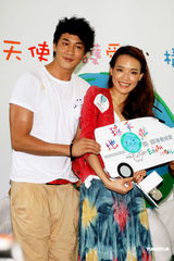 组图：舒淇何润东为公益献身 望有稳定感情