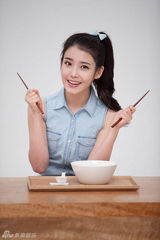 组图：韩星IU全新写真水蓝色洋溢清新