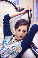 组图：刘梓娇慵懒华丽写真 展时尚百变魅力