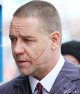 组图：《冬日的故事》片场 罗素-克劳脸疤骇人