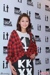 组图：吴千语亮相露蛮腰 否认与林峰当众亲热