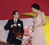 组图：林志玲深V秀乳沟 被高层摸手狂捞金