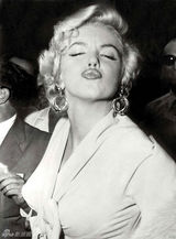 组图：玛丽莲-梦露金色卷发火红丰唇性感迷人