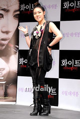 组图：韩国恐怖片《白色》记者会 咸恩静等主演