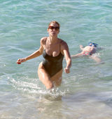 组图：44岁超模史蒂芬妮海滩练俯卧撑 双峰坚挺傲人