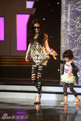 幻灯图：霍思燕亮相快乐大本营 自创品牌变辣妈