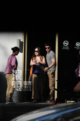 组图：霍思燕即将临盆挺大肚产检 杜江贴心呵护