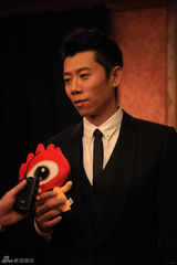 组图：国际明星滑雪节慈善晚宴红毯