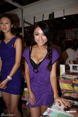 组图：黄榕开胸裙现身书展 Donut成员抢镜不过