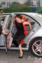 组图：梁咏琪着黑红晚装现身亚洲电影大奖红毯