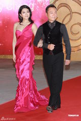 组图：2012港姐竞选红毯 苟芸慧携手黎耀祥亮相