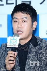 组图：韩国际喜剧节红毯挤胸熊抱肉搏精彩不断