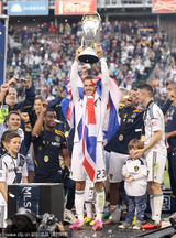 组图：贝克汉姆告别赛三子助阵 拥吻儿子父爱浓