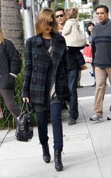 高清组图：杰西卡-阿尔芭全家时尚出游