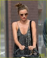 组图：米兰达一家三口出街 帅儿子开心吃雪糕