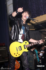 幻灯组图：汪东城助阵“晚生”送吉他秘笈