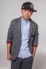 组图：包贝尔秀鬼马写真 表情帝玩转五连拍