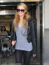 组图：希尔顿黑超遮面 V领T恤搭紧身裤秀性感