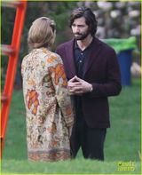 组图：布莱克片场披婚纱吻新郎 老公帅气探班