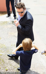 幻灯图：戛纳开幕片《罗宾汉》记者会 克劳携子亮相