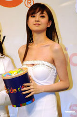 组图：徐淑敏低胸裙走秀 名模Danielle再度怀孕