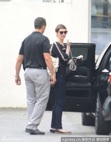 组图：《蝙蝠侠3》主创离开巴黎 海瑟薇边走边聊