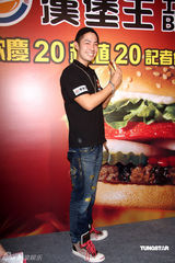 幻灯图：吴建豪担任一日店长 卖汉堡为粉丝服务 