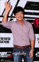 组图：李秉宪新片上映未婚妻现身 金泰熙等捧场