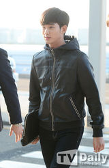 组图：金秀贤全智贤机场重聚 黑白配登对