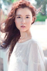 组图：王鸣飞华丽写真曝光 裙摆飞扬大耍迷幻风