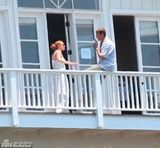 组图：林赛-罗韩戒毒所度盛夏 与男子阳台热聊