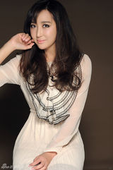 组图：杜若溪森系写真甜美 长卷发俏皮似仙女