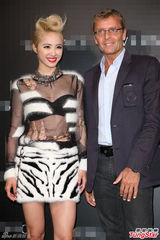 组图：蔡依林透视上衣露黑色抹胸 G奶惨缩水