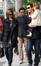 高清组图：杰西卡-阿尔芭全家时尚出游