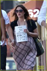 组图：巴里摩尔挺大肚与丈夫共进午餐