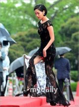 组图：金高恩现身百想红毯透视纱裙宛如半裸