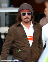 组图：约翰尼-德普携家人看比赛 儿女清秀惹人喜爱