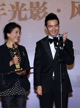 组图：金鸡百花节颁奖礼后台 众星亲吻奖杯