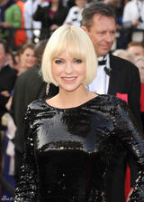 高清组图：安娜-法瑞丝黑色闪片裙低调奢华