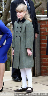 组图：英伊丽莎白女王路遇调皮小鬼讨要手中花