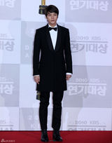 组图：韩国KBS演技大赏颁奖 张赫文根英等出席
