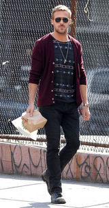 组图：瑞恩-高斯林街拍 酒红色开衫毛衣搭牛仔裤