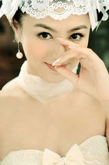 组图：陈廷嘉婚纱写真 演绎都市丽人知性美