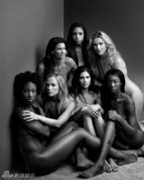 组图：美国女排全裸大片 黑白光影展现柔韧之美
