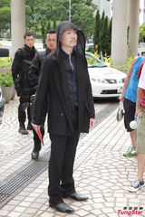 组图：新剧《飞虎II》开工 马德钟拍戏不忘耍帅