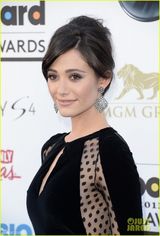 组图：女演员艾米罗森波点透视裙秀美背