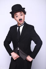 组图：何炅谢娜饰演绝代双骄 贾玲神似周晓鸥