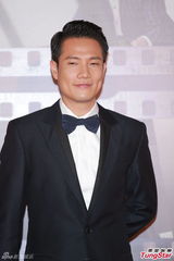 组图：杨千嬅牵手丁子高 超深V晚装胸前露胶纸