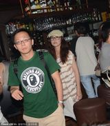 组图：周海媚扮嫩捧场陈龙表演 昔日玉女变大婶