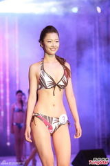 组图：亚姐大中华赛区泳衣秀 爆乳美腿一览无余